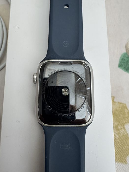 Ударен смарт часовник apple se
