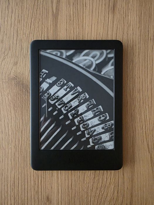 Amazon Kindle 10th Gen (с подсветка) + оригинален калъф, кутия и кабел