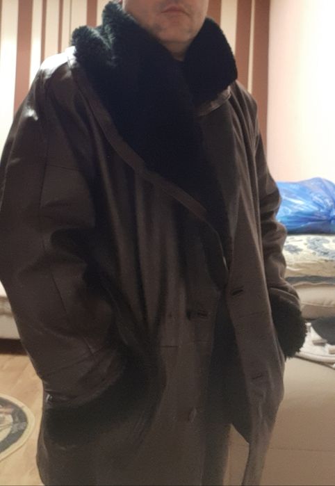 Hainã piele cu guler si mineci de blana