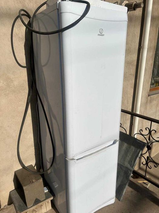 Продается холодильник Indesit в нерабочем состоянии.