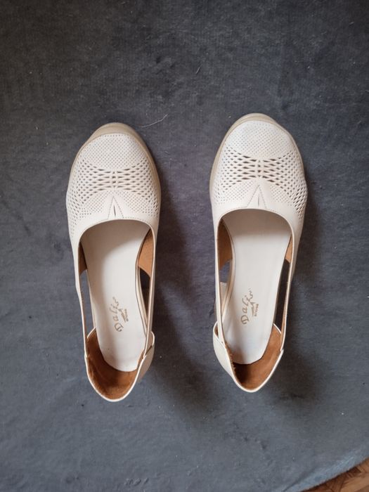 Летни дамски обувки.