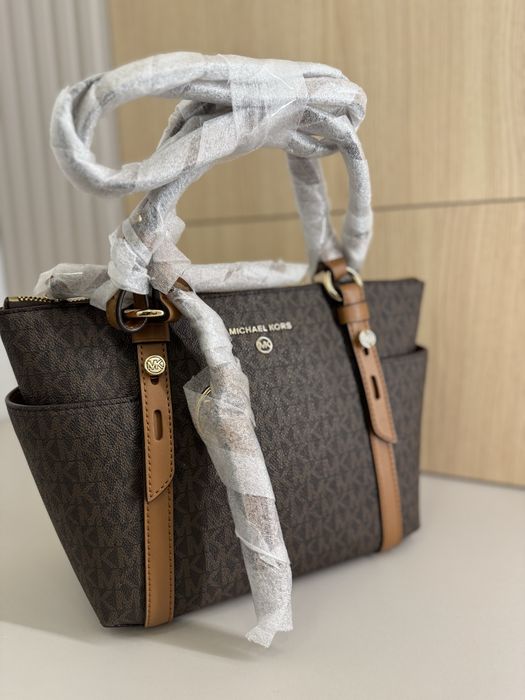 Geanta NOUA Michael Kors Voyager Small