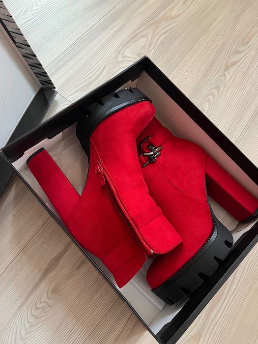 Велурени обувки на висок ток