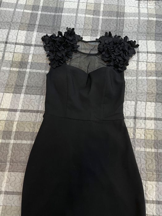 Черна рокля с 3D елементи