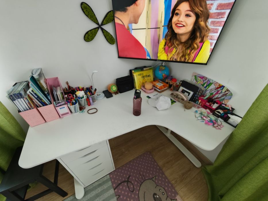 Vand birou alb Ikea pe colt dreapta