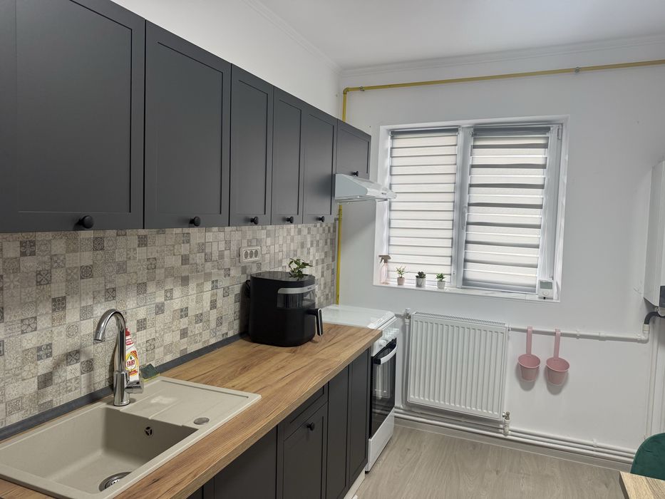 Vand apartament cu 3 dormitoare si 2 băi ,o bucatarie si doua balcoane !