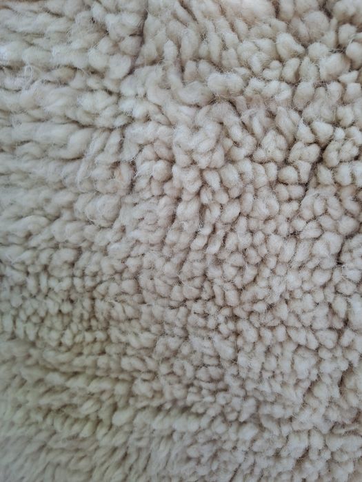 Вълнена покривка за легло,нова в отлично състояние.Два губера .