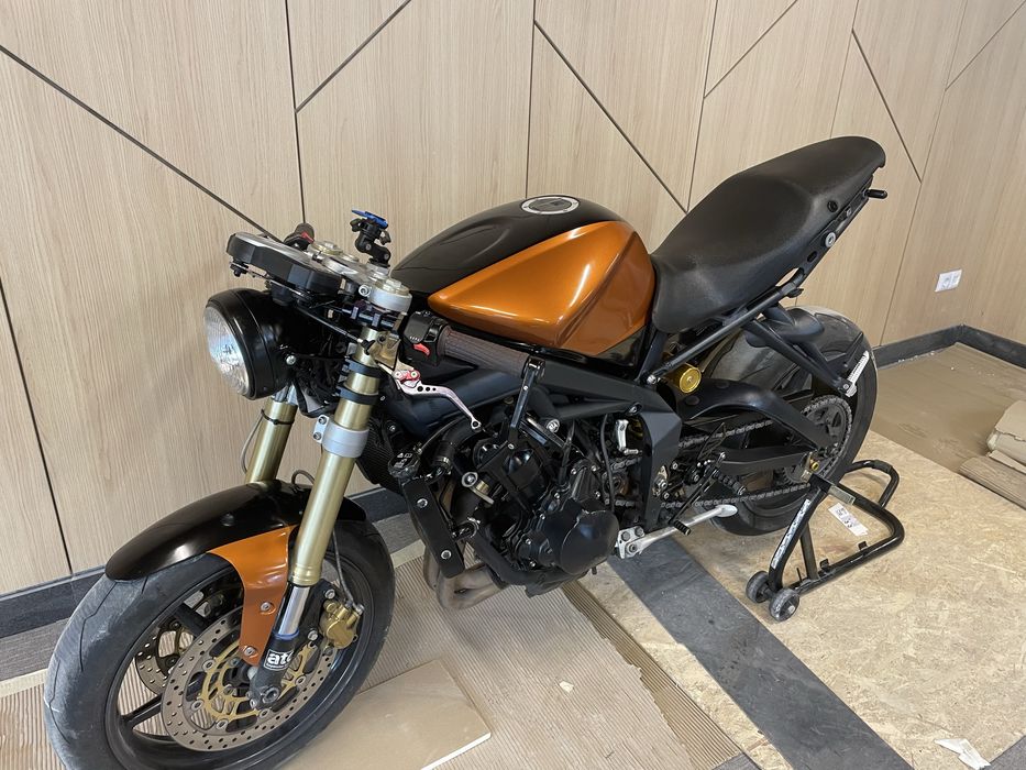 Triumph street tripple 675 cafe racer