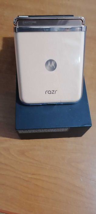 Razr 40 ultra ultra peach 256 și 8 gb nou cu garanție