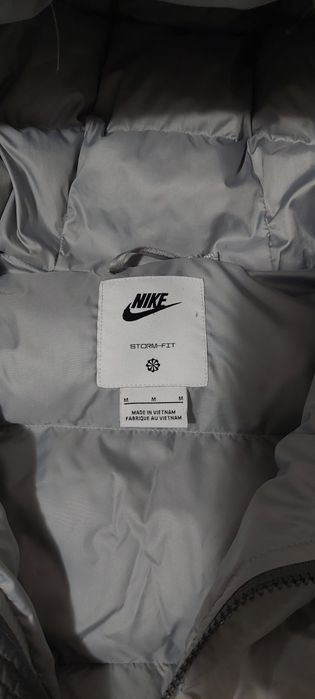 Продавам зимно мъжко яке Nike