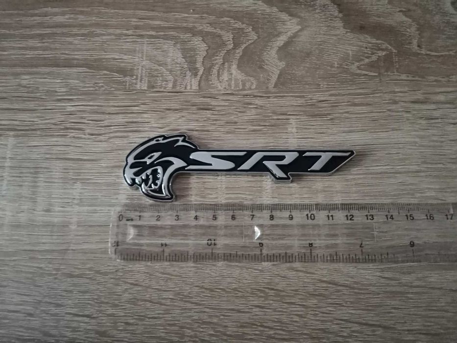 SRT Hellcat сребристо с черно емблема лява