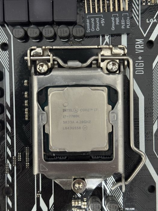 Procesor Intel i7 7700k + Placa de baza Asus Z270-A