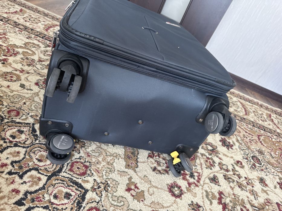 Чемодан дорожный