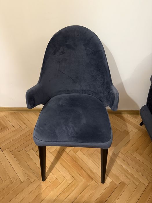 Трапезна маса със столове