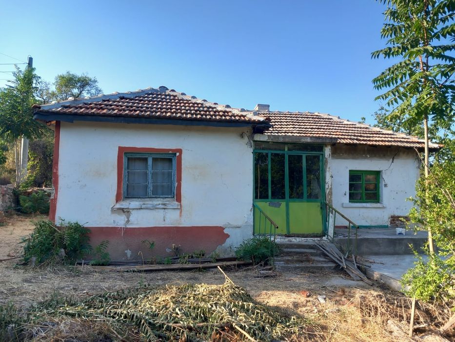 Едноетажна къща в село Левка