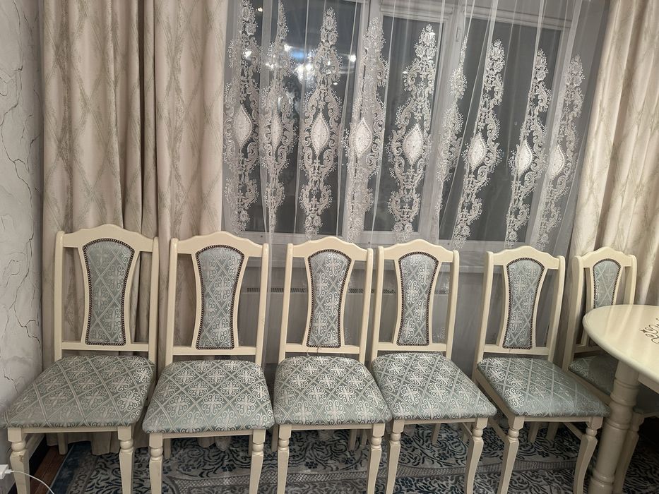 Стол со стульями.