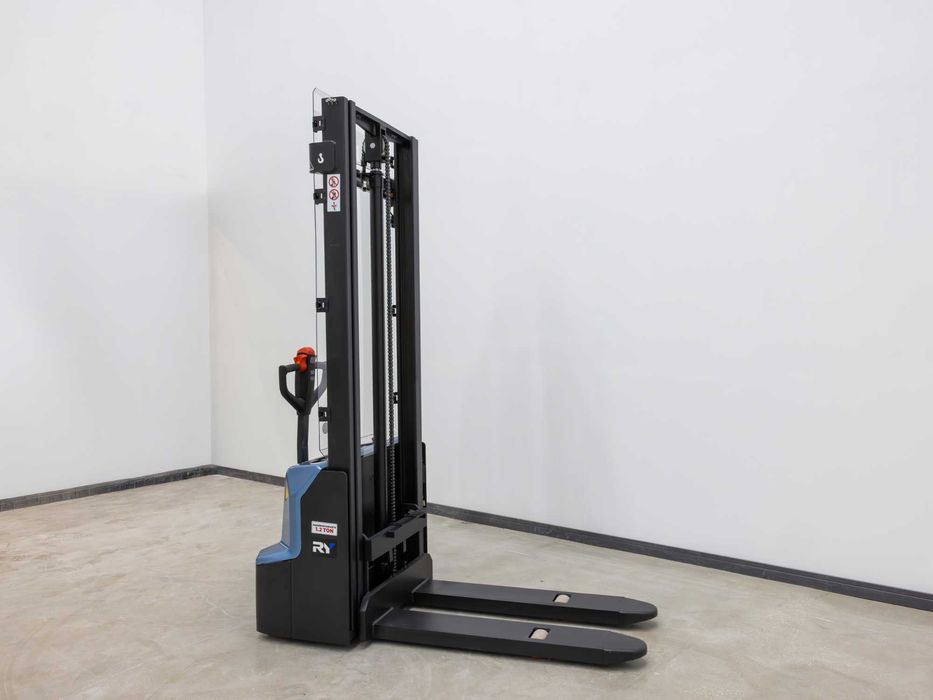 Штабелер электрический / Штаблер  Royal Forklift 1 200кг/ 3 600мм