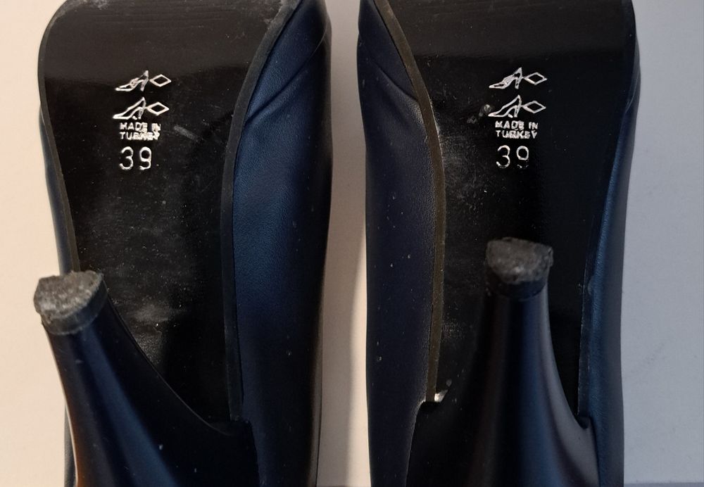 Сини кожени токчета