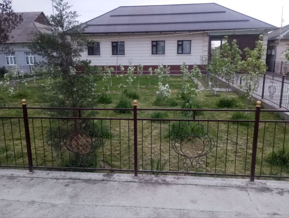 Продаю свой большой частный дом и машину спарк в городе Бахт