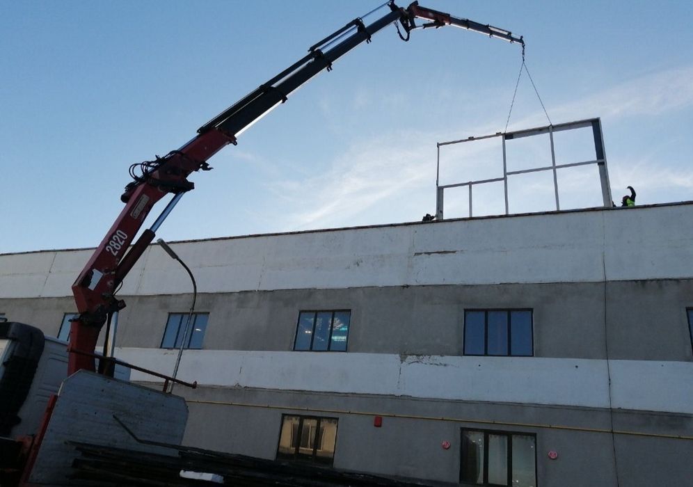 Транспорт на бус камион автомобили пътна помощ, автокран