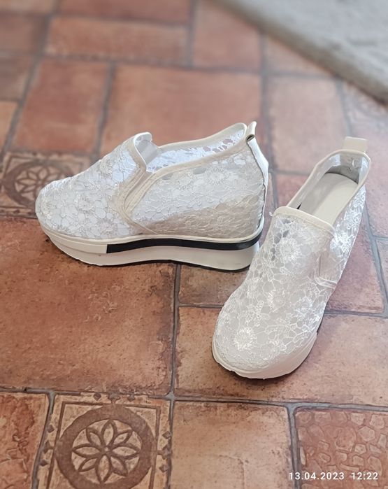 Кроссовки женские