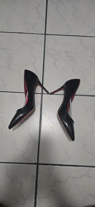 Pantofi eleganți cu talpa rosie