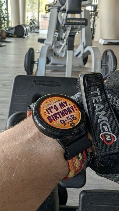 Google Pixel Watch 2 с допълнителни каишки