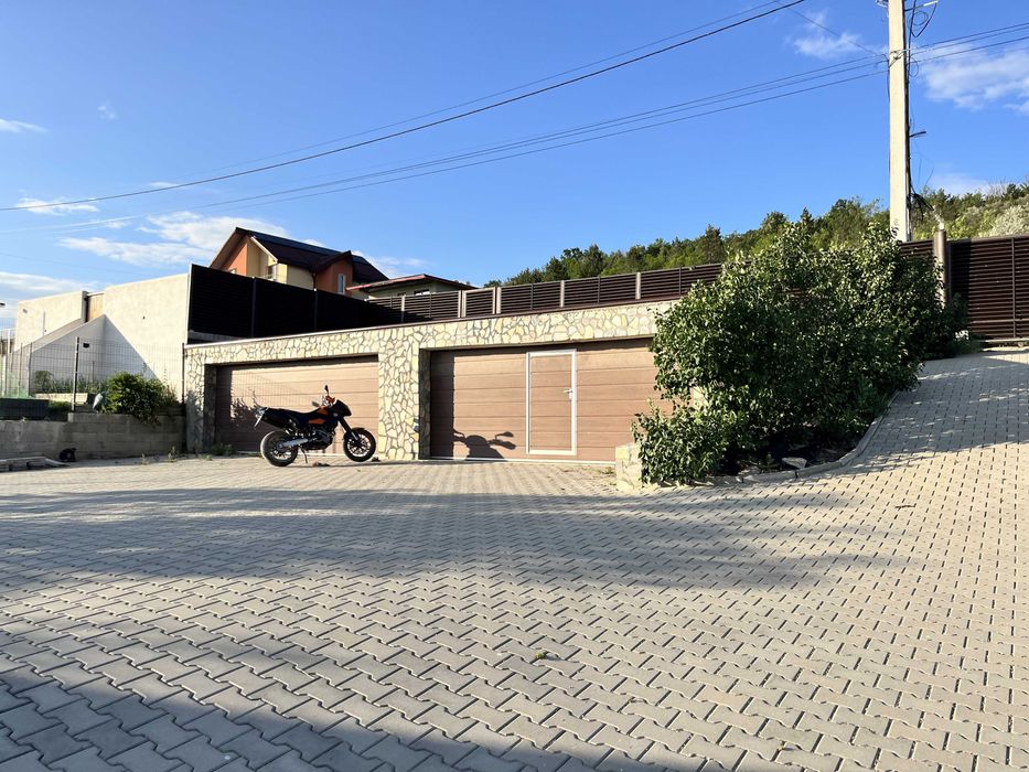 PF inchiriaza casa individuala pe malul lacului, 5 camere, garaj, foisor, 2700mp teren, +300mp utili