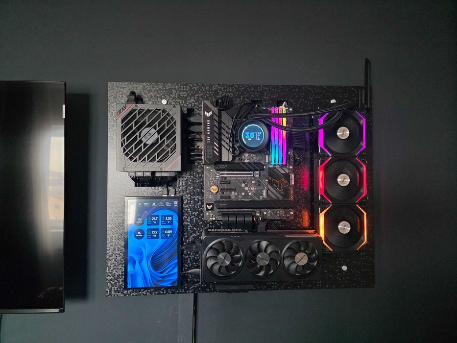 PC Gaming Wall Build Custom RTX 4070 SUPER / i5 12600KF / NZXT Kraken / Lian Li / Display + Wireless Power