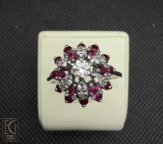 Inel din aur alb, decorat cu rubine și diamante