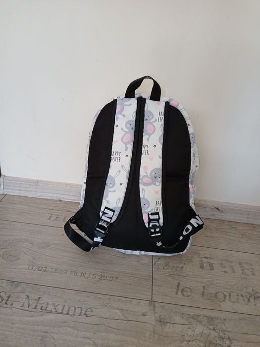 Бяла раница с заичета