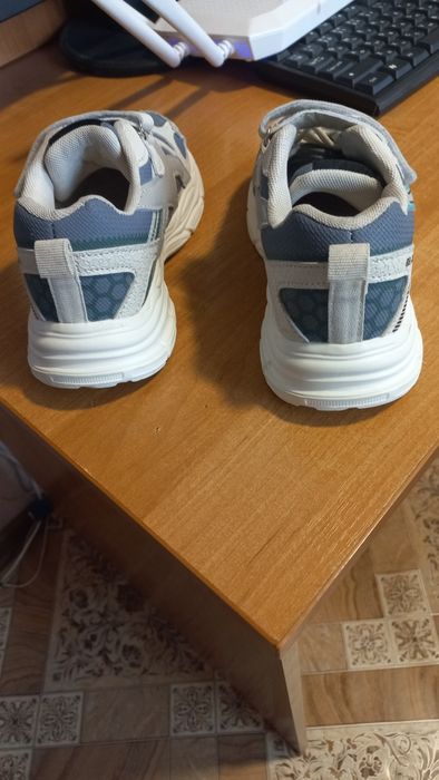 Продам красовки на девочку размер 33