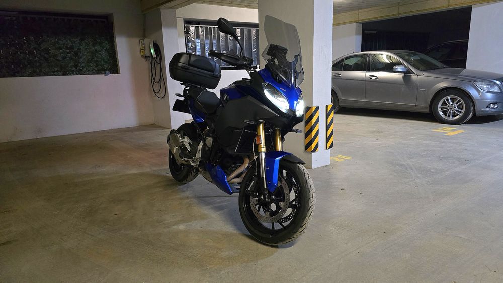 BMW F900 XR 2023 – Te ține lipit de șa mai bine decât fostul/fosta!