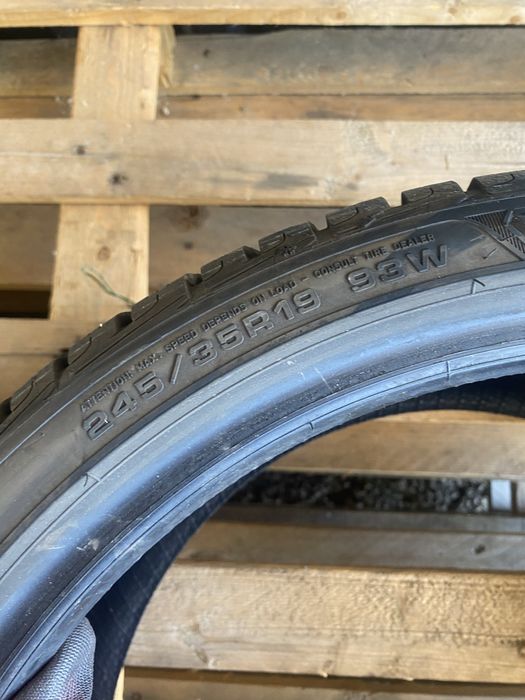 245/35/19  Goodyear Зимни