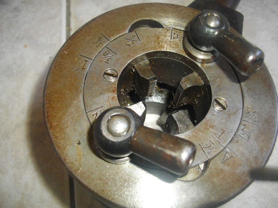 Винторезка винтонарезка плашка чешмеджийска за резби тръби 1/4"-1 1/2"