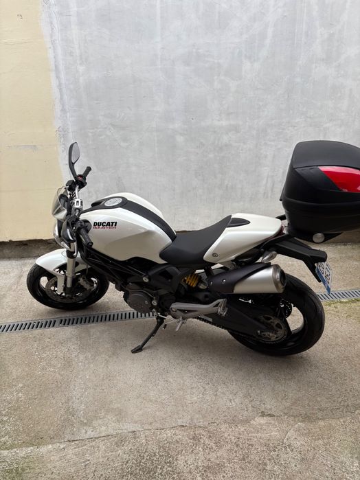 Продавам DUCATI Monster 696 ,  2009 година.  Тел: +359888370330 . Цена 3200€