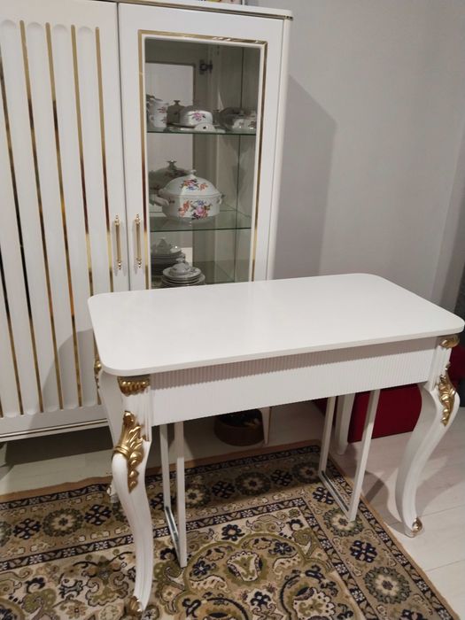 Стол  обеденный  . гостийнный