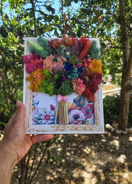 Красива картина букет за всеки повод декориран със скандинавски мъх