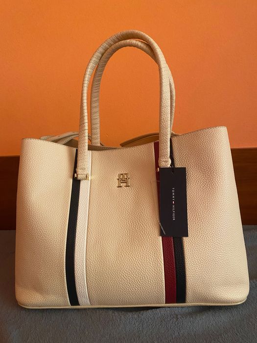 Голяма дамска чанта Tommy Hilfiger TH Emblem Satchel