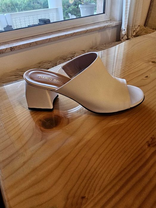 Нови бели чехли номер 36