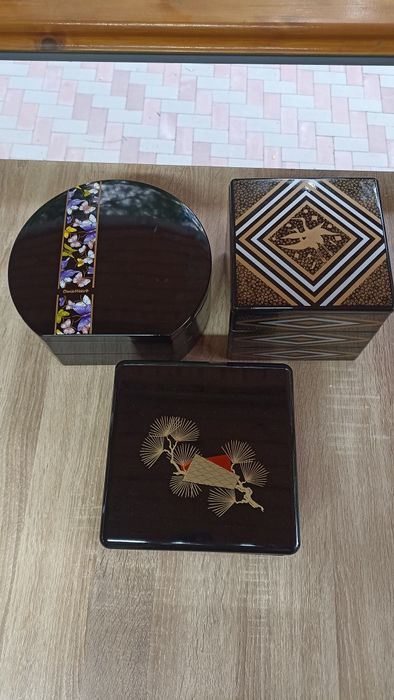 Сувениры разных стран вазы картины шкатулки тарелки