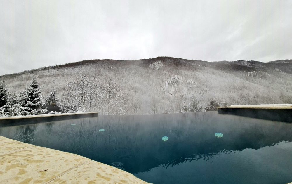 Inchiriez cabana cu PISCINA INFINITY INCALZITA,Jacuzzi, Sauna,Salina!