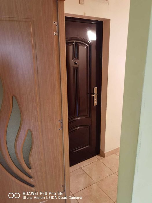 Vand urgent apartament cu centrala pe gaz, decomandat, parter, zona Spitalul Judetean.