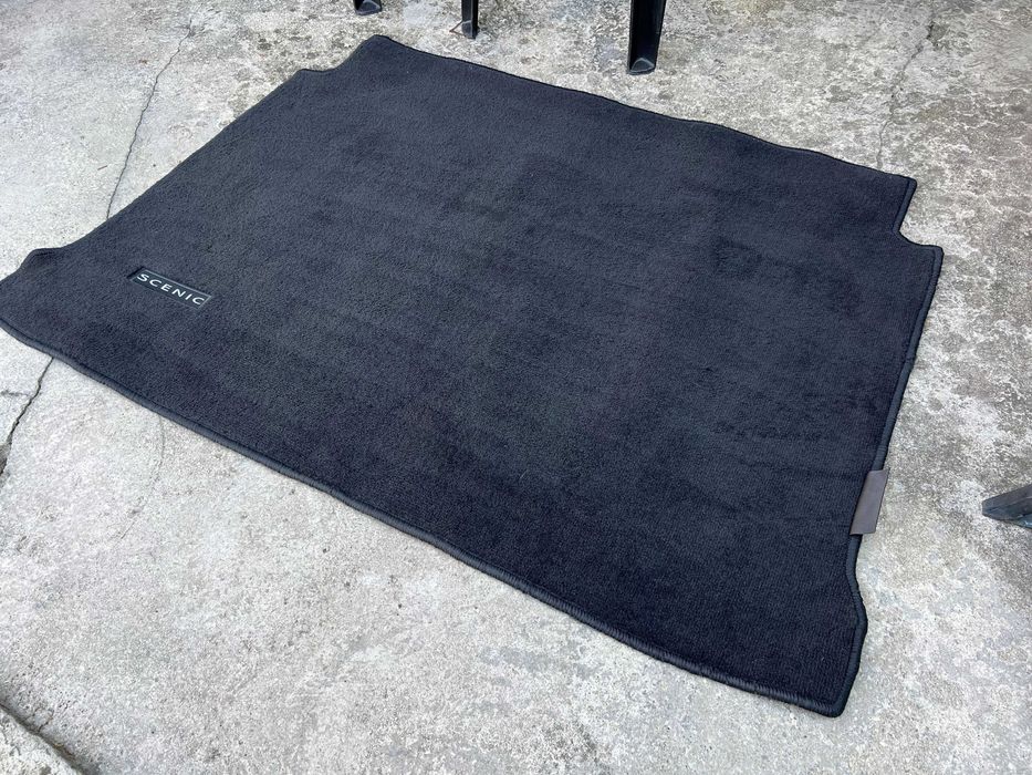 Продавам ОРИГИНАЛНА стелка/постелка за багажник за Рено/Renault!