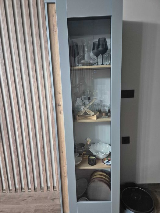 Холна витрина в сиво