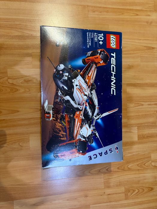 LEGO Technic - Naveta spatiala LT81 cu decolare si aterizare (42181)