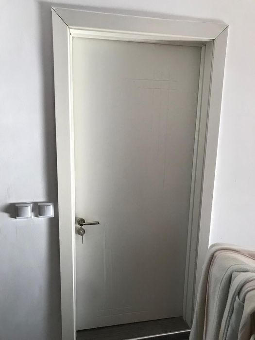 Продавам три броя врати с каси