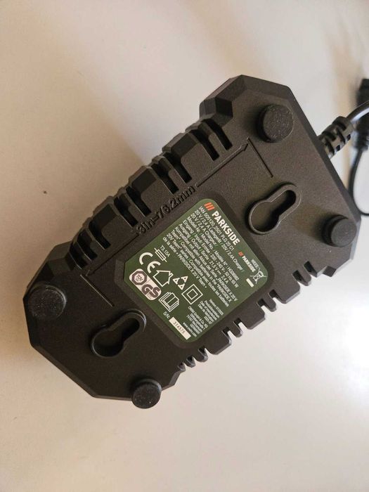 Ново зарядно устройство Parkside 20V 2.4A