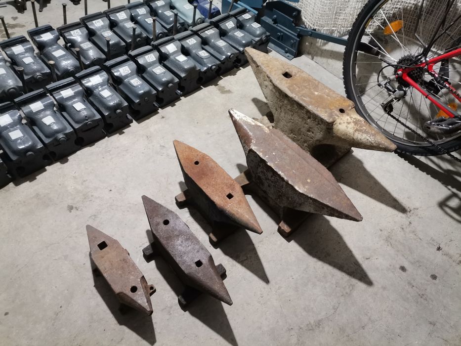 Малка средна голяма наковалня