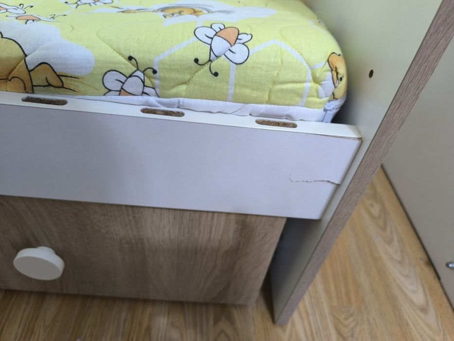 Продавам 2 бебешки дървени легла – отлично състояние!